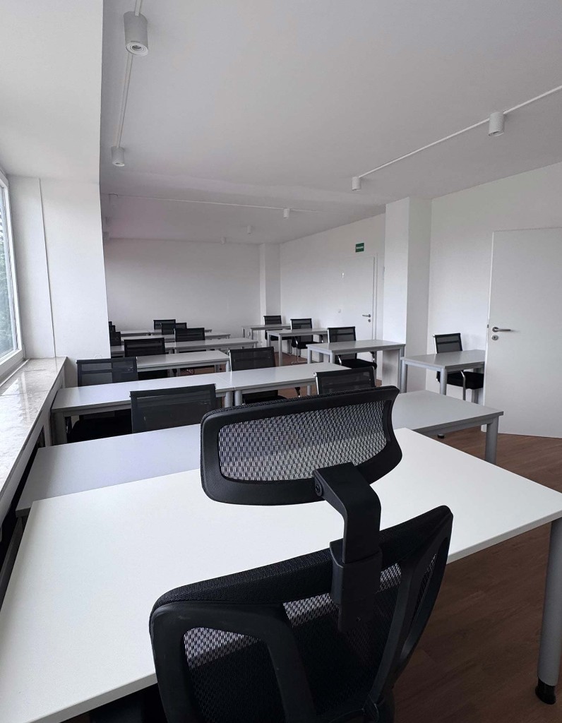 Klassenzimmer mit Schulungstischen