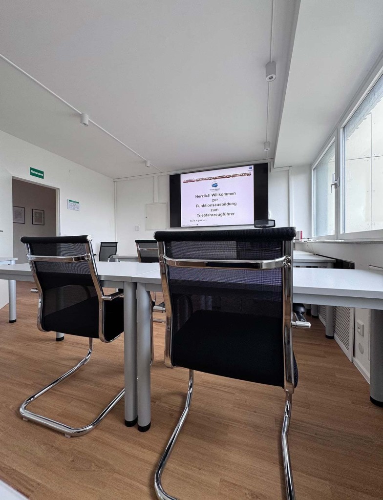 Schulungsraum mit Präsentationsbildschirm