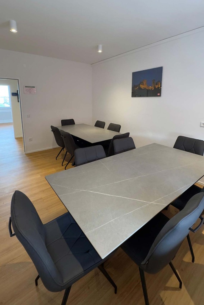 Konferenzraum mit großem Tisch