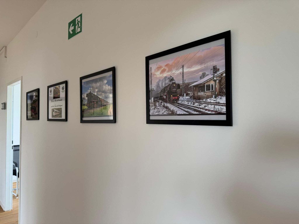 Eisenbahnfotografien an der Wand